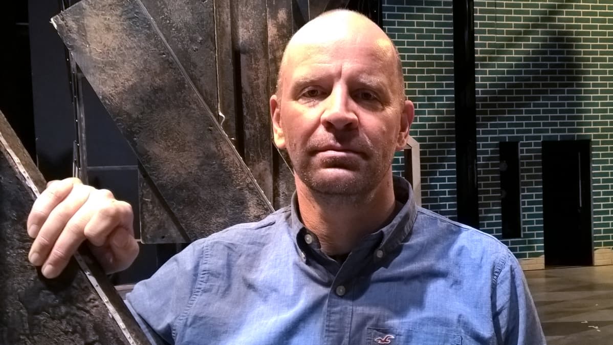 - Seinäjoen kaupunginteatterin taiteellinen johtaja Christian Lindroos.