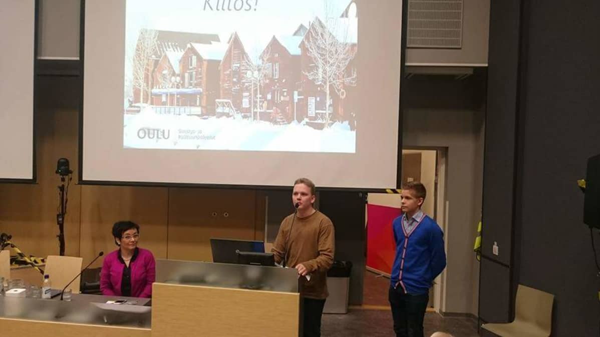 Haukiputaan lukiolaiset osoittivat mielenilmauksella halunsa säilyttää opinahjo omassa kunnassa ja näyttivät kuvia.