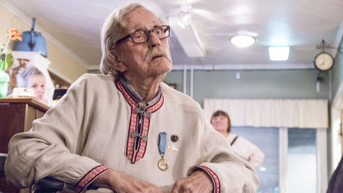 Jussi Huovinen istuu pyörätuolissa.