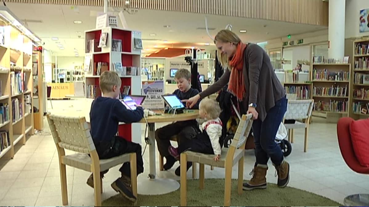 Petra Paloniemen lapset Casper, Clarissa ja Robin pelaavat Tapiolan kirjaston tableteilla. Poikien suosikkipelejä ovat Clash of Clans, Subway Surfers ja Minecraft.