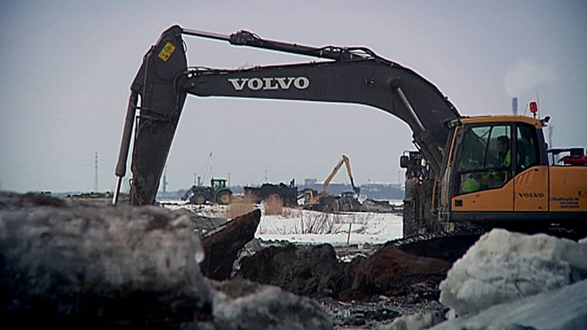 Laihianjoen ja Sulvanjoen suulla Vaasassa tehdään ruoppauksia tulvariskien pienentämiseksi.