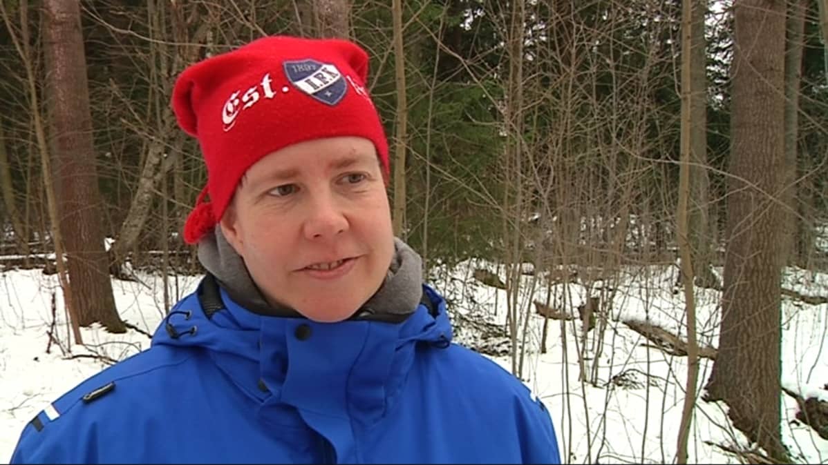 HIFK Fan Clubin hallituksen jäsen Kati Puhakka toivoo uutta jäähallia vanhan tilalle.