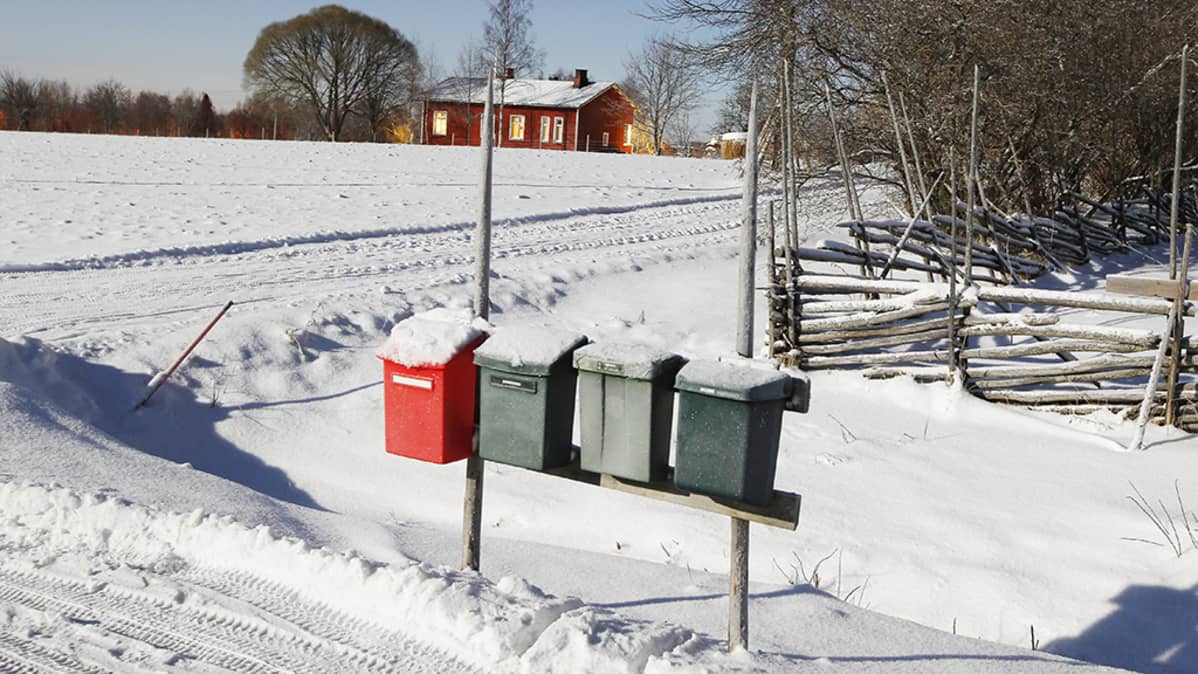 Postilaatikoita tien sivussa.