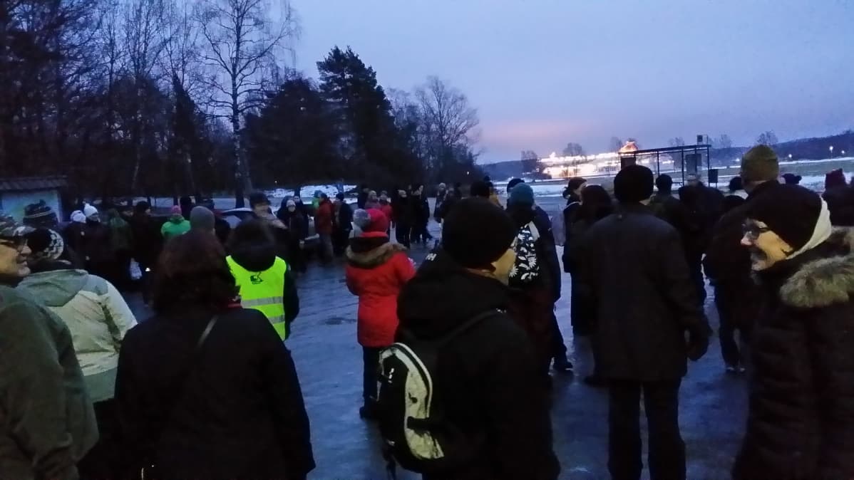 Pöllöretkeilijöitä Turun kasvitieteellisen puutarhan portilla