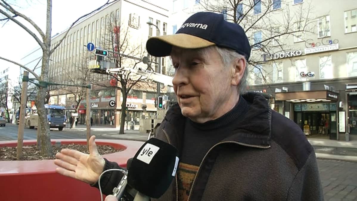 Katugallup Tampereen hämeenkadulla.