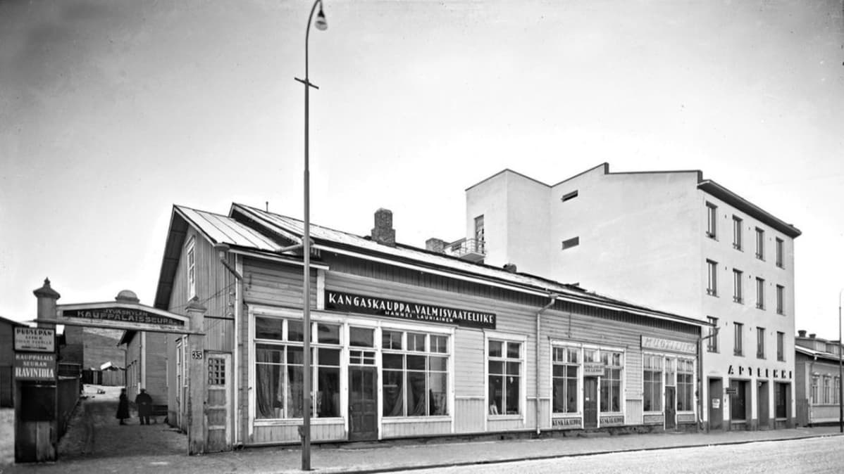 Nelikerroksinen asuintalo valmistui puutalon viereen 1932.