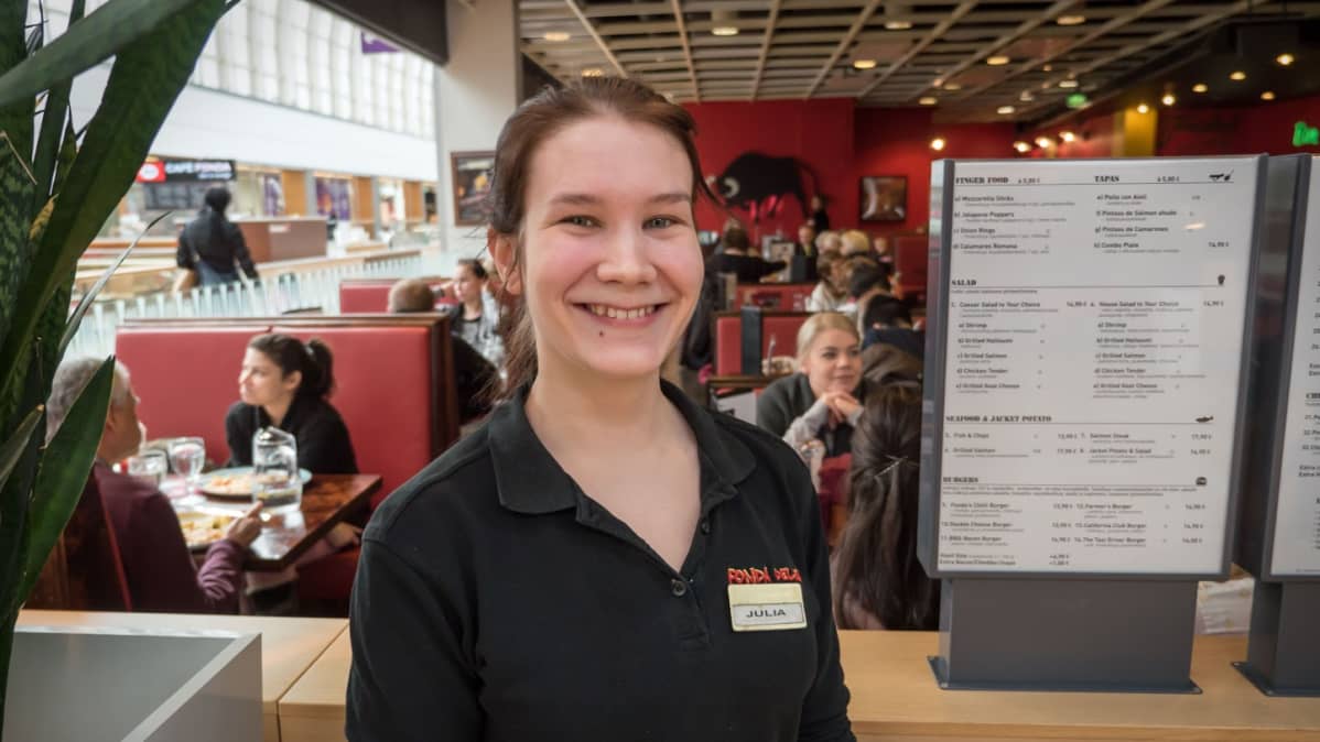 Fonda del Sol Itis tarjoilija Julia Tuuhela