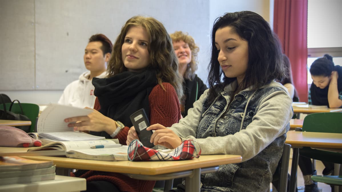 Pietarsaaren Etelänummen yläkoulun Noora Lapinkoski ja Rose Sarwar matematiikan tunnilla.