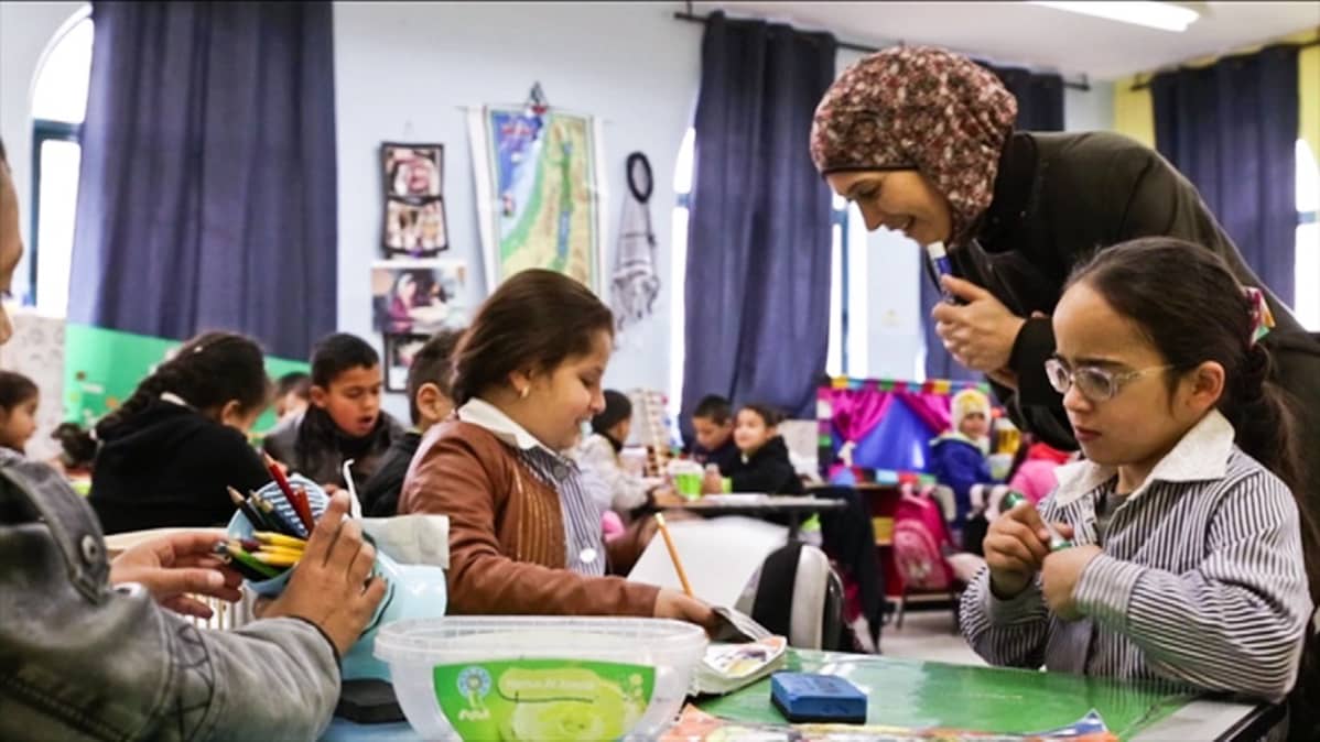Hanan al-Hroubin luokassa opiskelee 25 oppilasta.