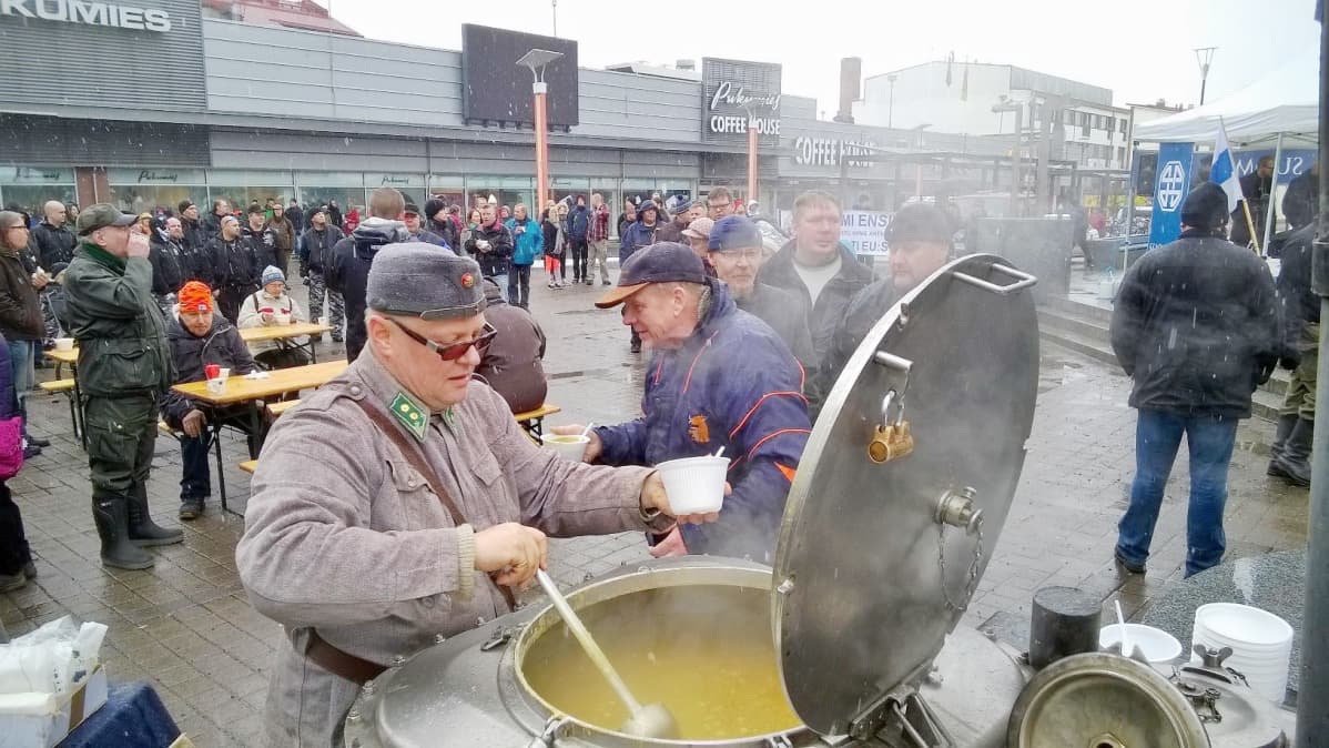 Matti Henttunen jakoi hernekeittoa Rovaniemellä.