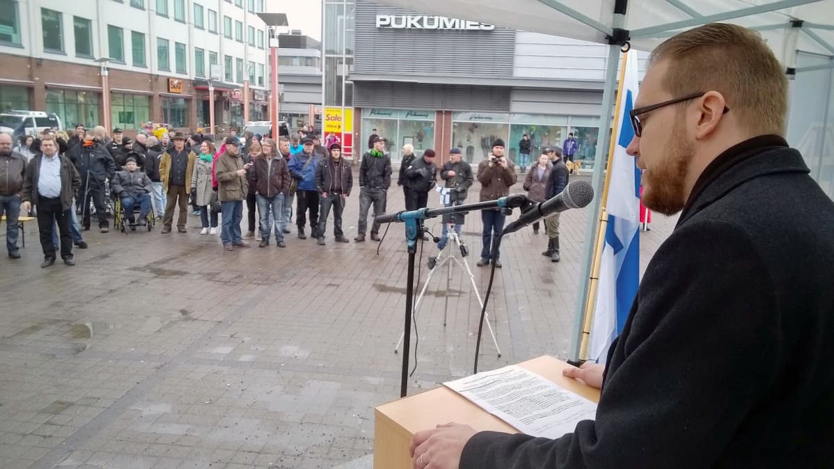 Olli Immonen pitää juhlapuhetta Rajat kiinni -mielenosoituksessa Rovaniemellä.