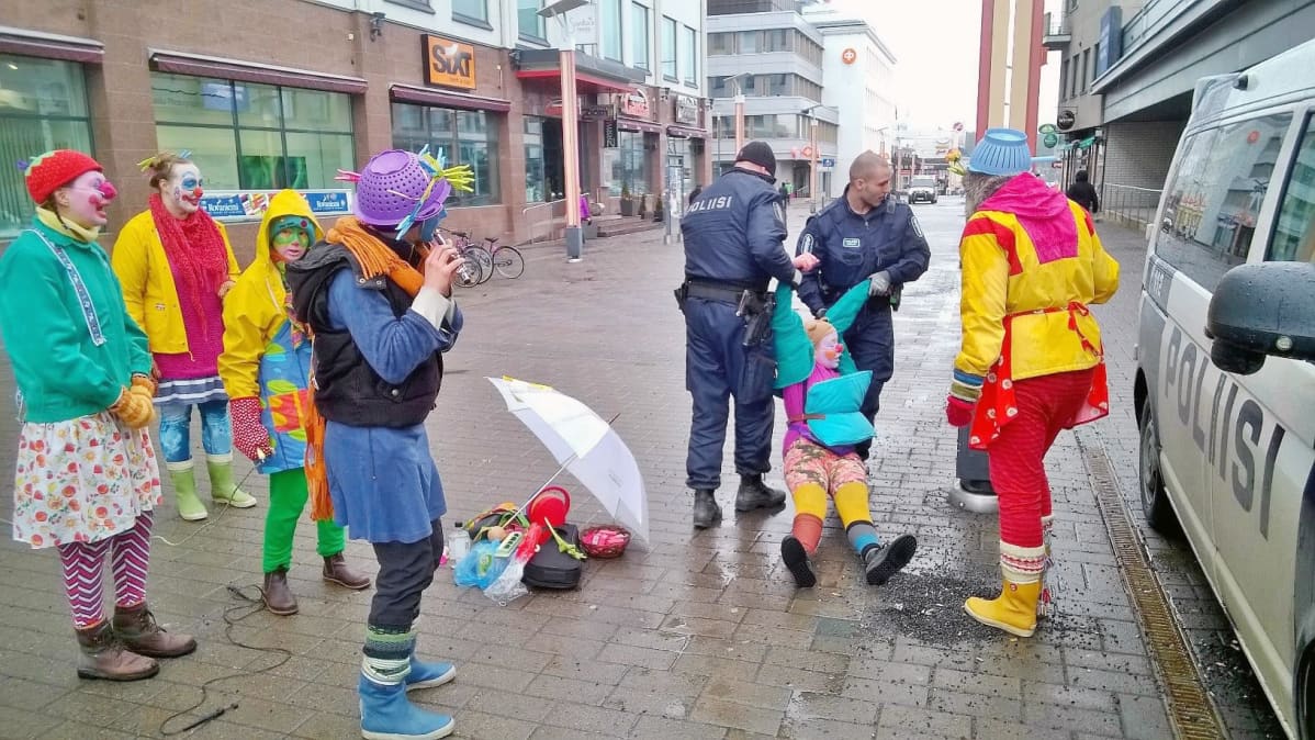 Poliisi pidättää vastamielenosoittajan.