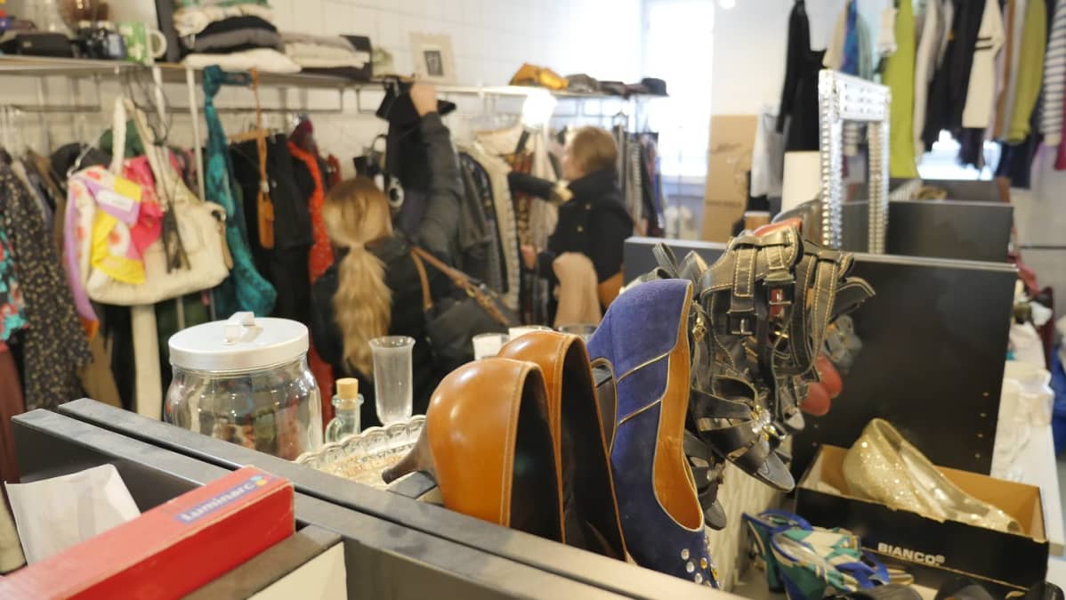 Kirpputorille on turha raahat huonokuntoista tavaraa - sitä ei halua ostaa kukaan.