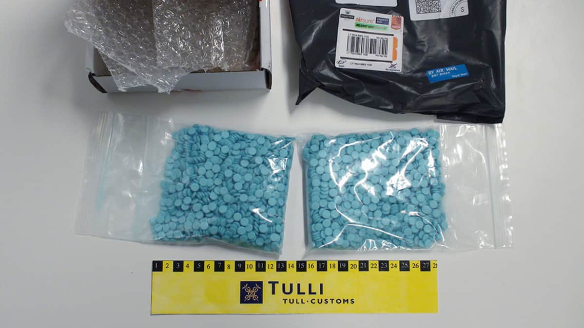 Postilähetyksestä takavarikoitua muuntohuumetta.