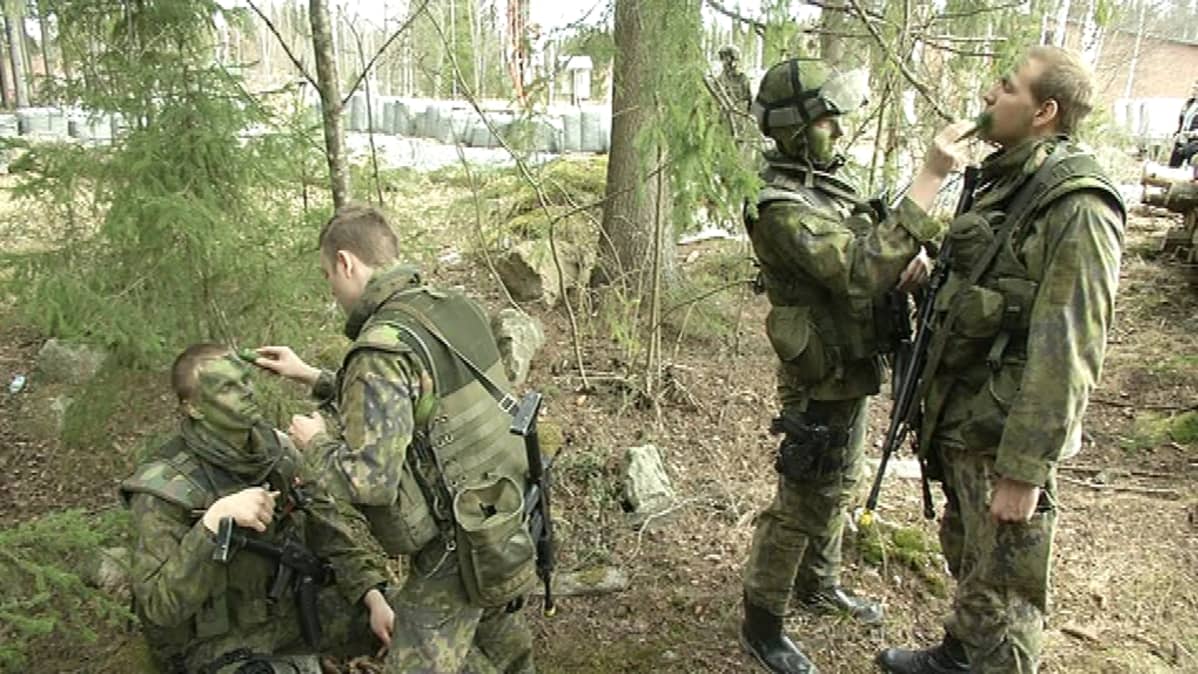 Varusmiehen maalaavat toistensa kasvoja