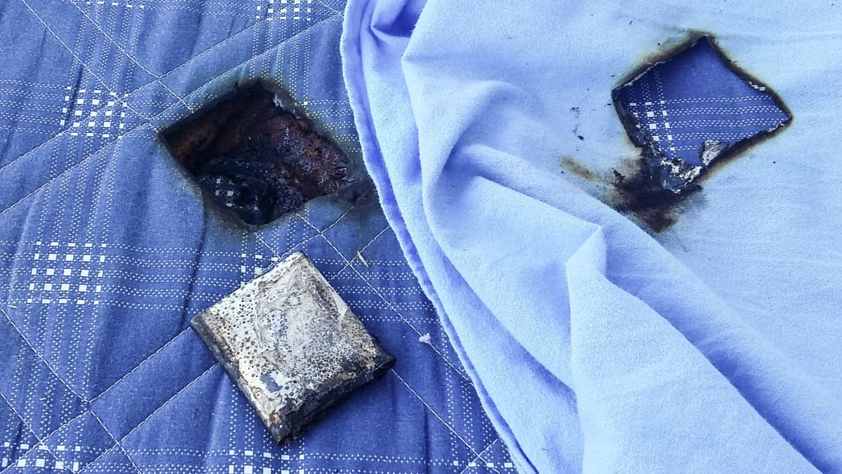 Palanut akku jätti jäljet patjaan.