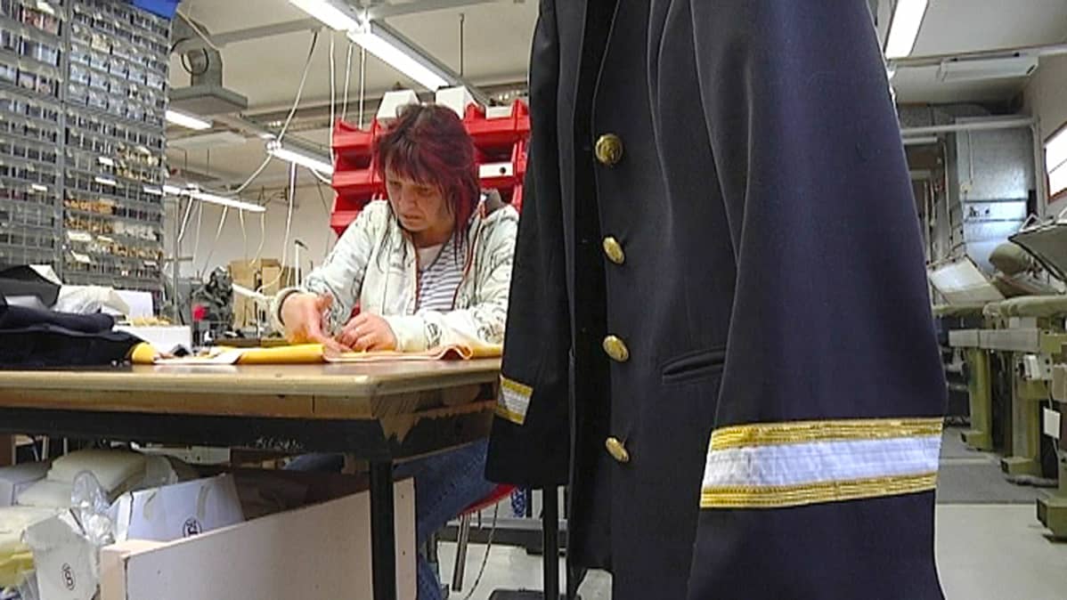 Salmutexin tehtaalla tehtiin miesten pukujen lisäksi työasuja.