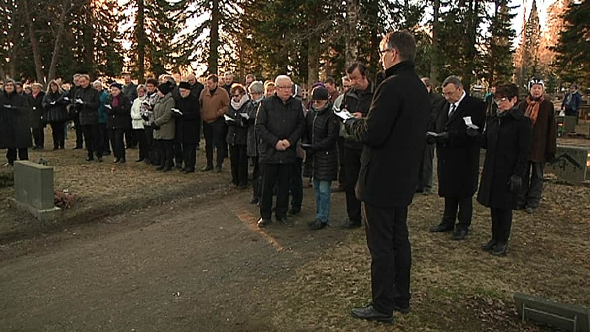 Muistohetki Lapuan hautausmaalla 40 vuotta patruunatehtaan onnettomuuden tapahtumisen jälkeen.
