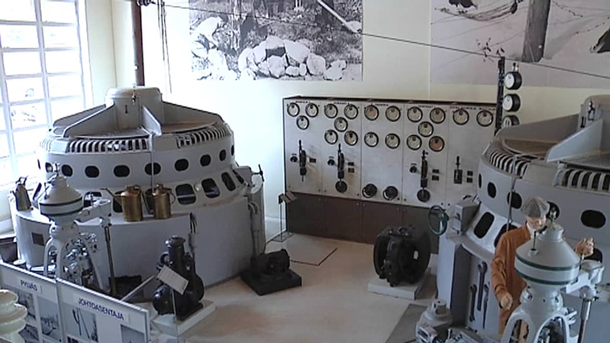 Generaattoreita Viitasaaren sähkömuseossa.