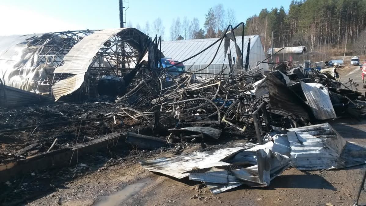 Konginkankaalla tuhoutui tulipalossa 14.4.2016 puutaharhan pakkaushalli.