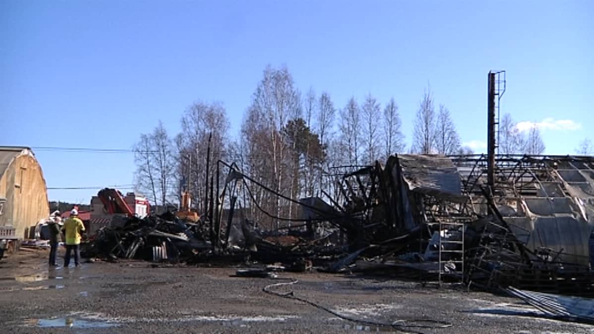 Konginkankaalla tuhoutui tulipalossa 14.4.2016 puutaharhan pakkaushalli.