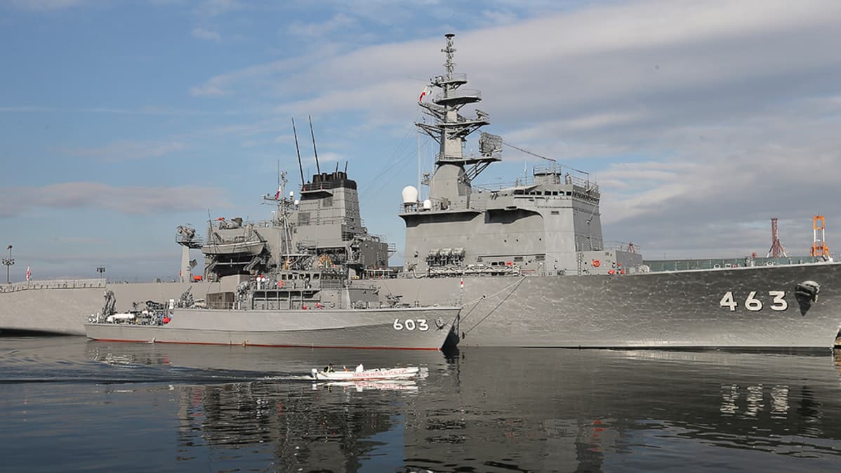 Japanilaiset miinanraivaajat Takashima ja Uraga Manilan satamassa maaliskuussa 2016.
