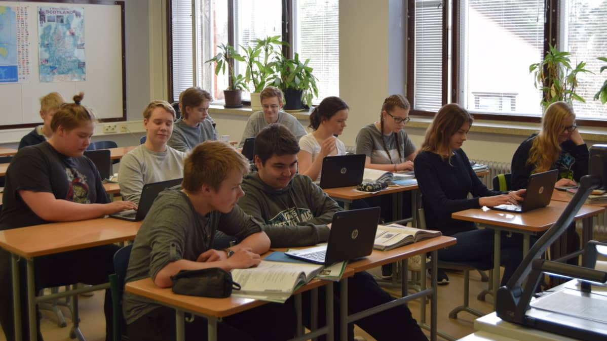 Kesämäenrinteen koulun 9E-luokka käyttää chromebookeja ruotsin tunnilla.