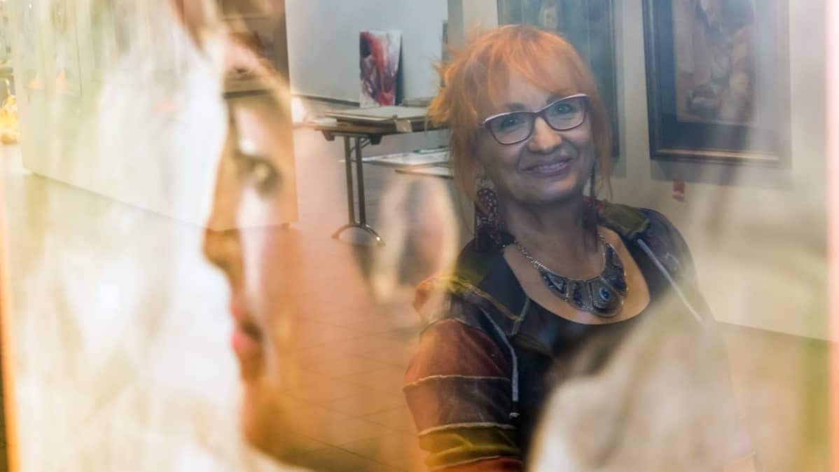 AnneMilana heijastuu lasin pinnasta