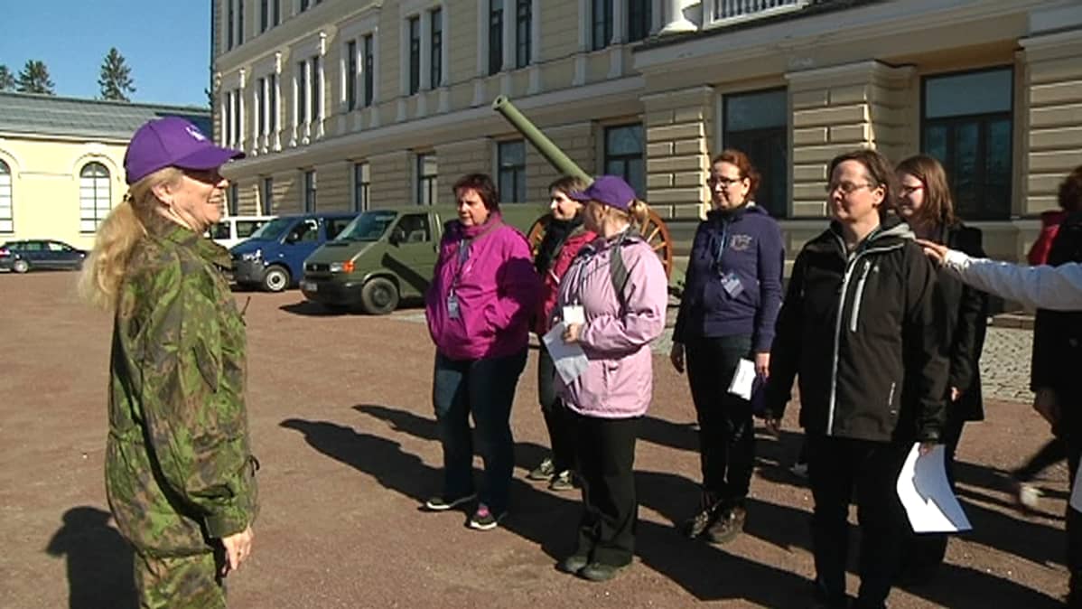 Naiset ryhmittymässä riviin Varvara 2016 -valmiusharjoituksessa