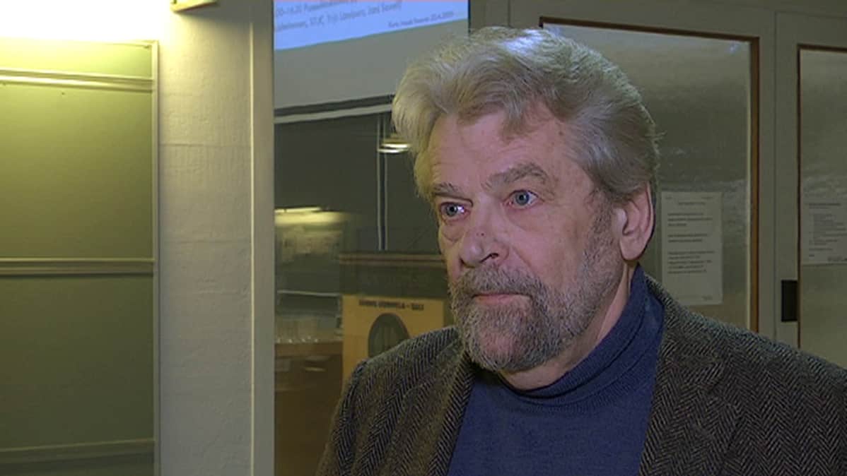 Yrjö Länsipuro seisoo käytävällä Turussa.