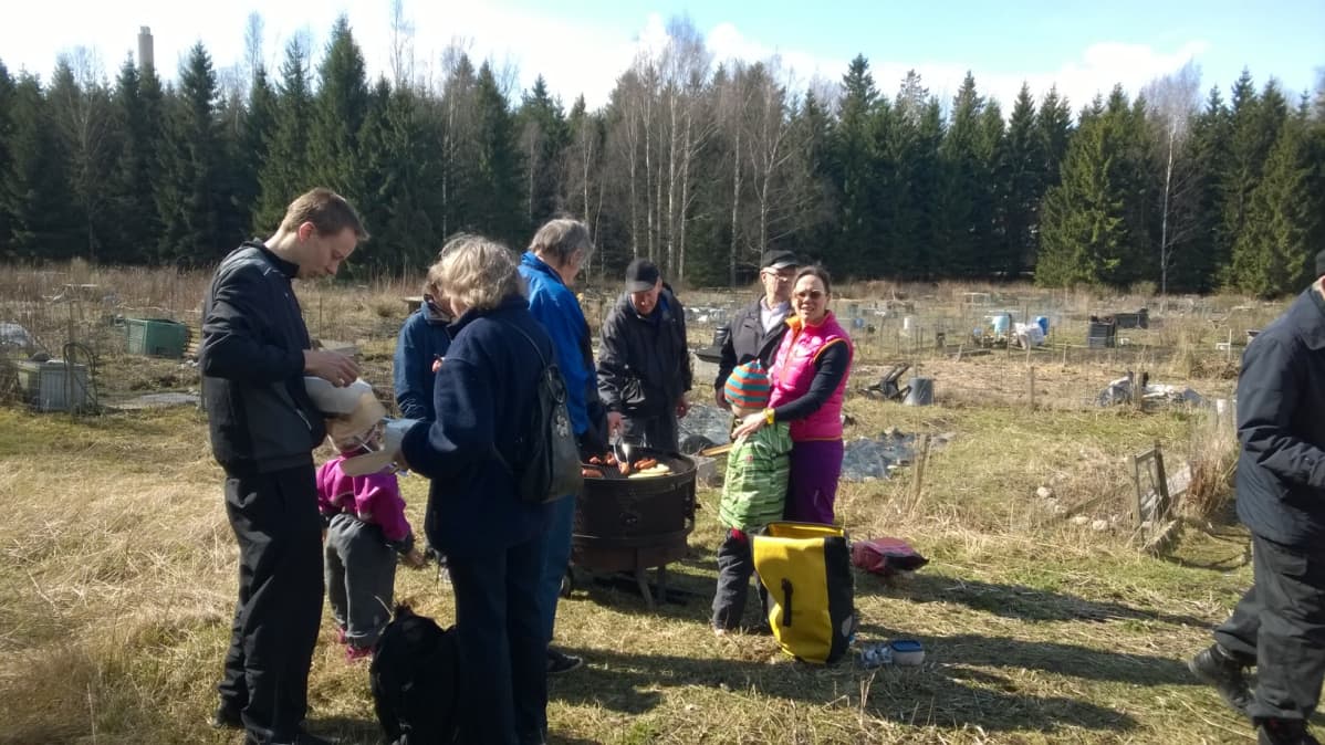 Kivihaan viljelypalstoilla grillattiin makkaraa ja pyydettiin ohikulkijoilta allekirjoituksia Keskuspuiston säilyttämistä vaativaan adressiin.