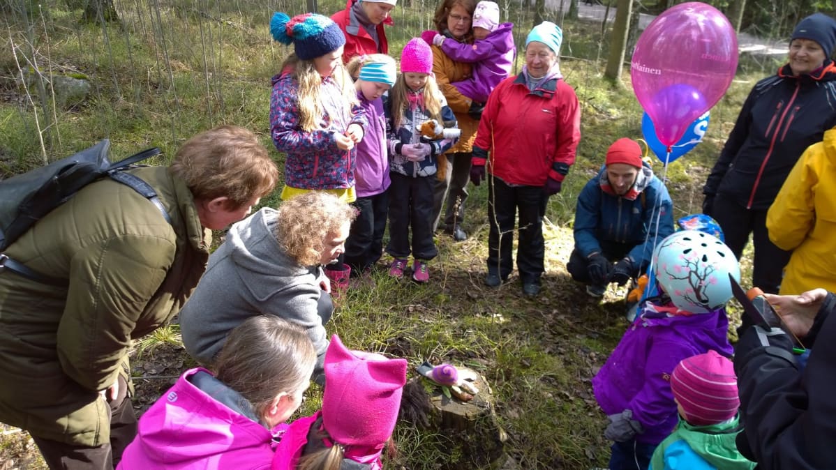 Pirkkolan pisteessä laulettiin metsälauluja.
