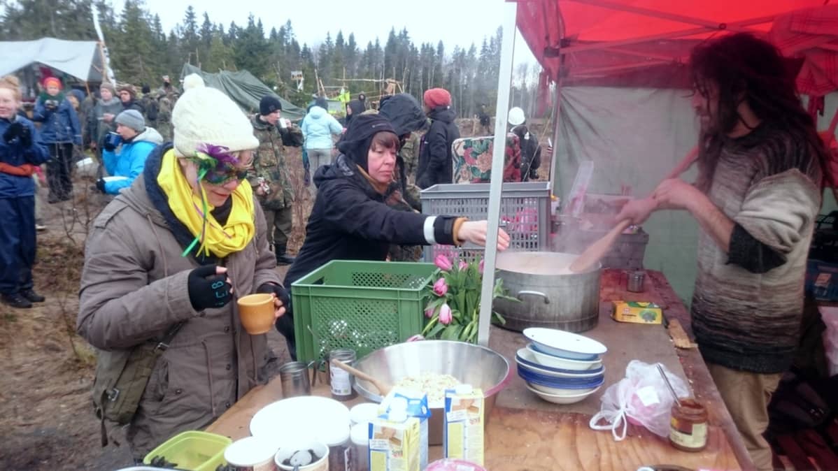 Ydinvoimaa vastustavat aktivistit nauttivat aamupalaa leiriolosuhteissa Pyhäjoen Hanhikivenniemllä huhtikuussa 2016.