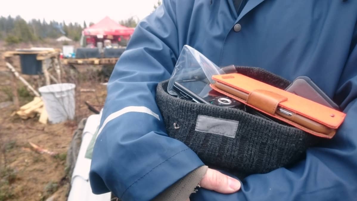 Ydinvoiman vastustajat keräsivät kännykät pois, jotta poliisi ei voi seurata tai urkkia tietoja.