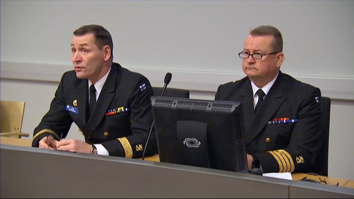 Merivoimien esikuntapäällikkö lippueamiraali Juha Vauhkonen ja Uudenmaan prikaatin komentaja kommodori Kjell Törner