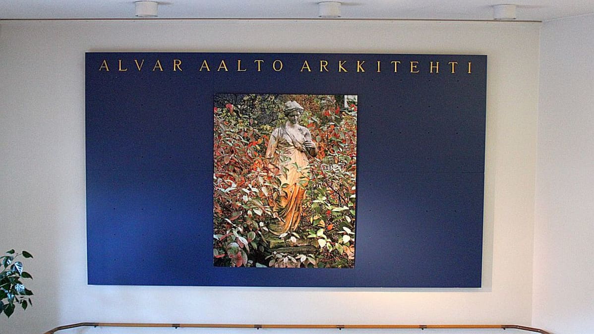 Näyttelyn sisääntulossa portaikossa tervehtii patsas Monrepos-puistosta