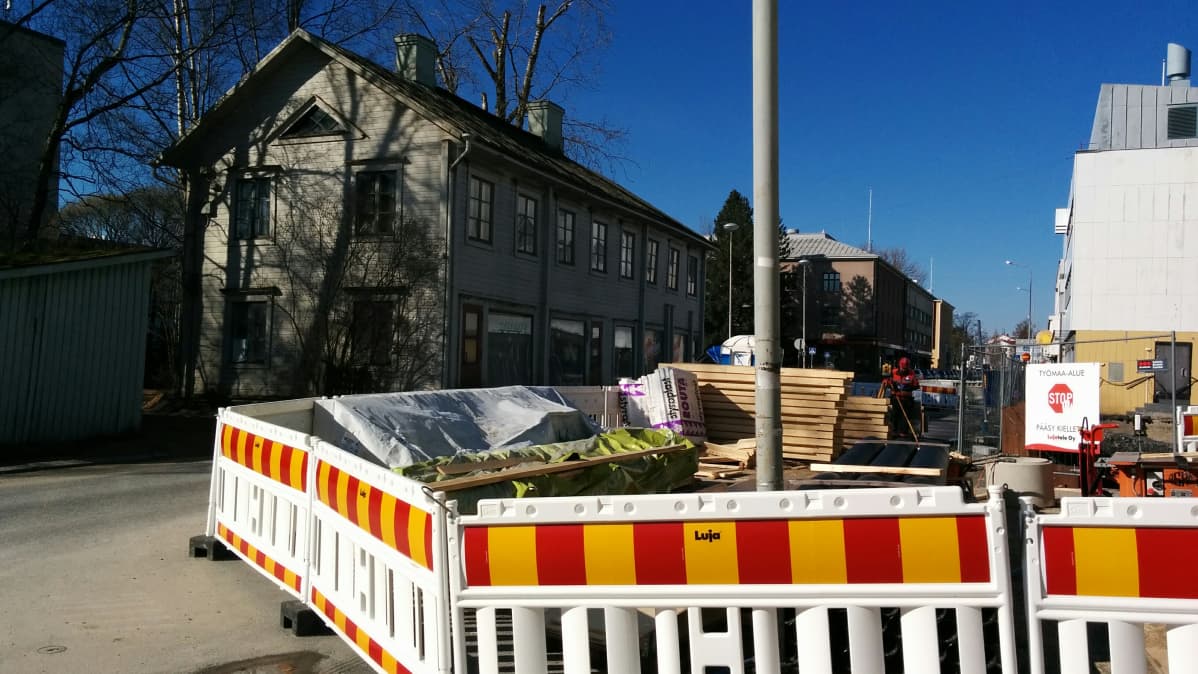 Seinäjoen Keskuskadulla sijaitsevaa Pollarin taloa vastapäätä nousee korkeita kerrostaloja.