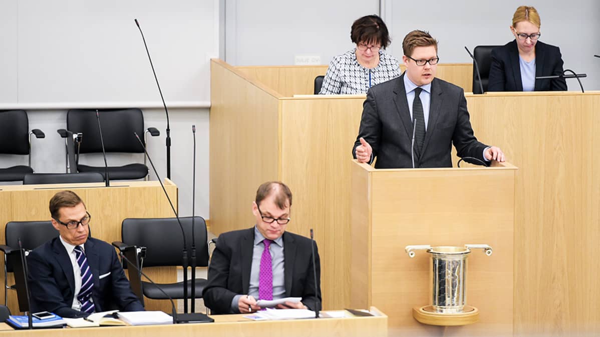 Antti Lindtman puhuu esuskunnan istunnossa.