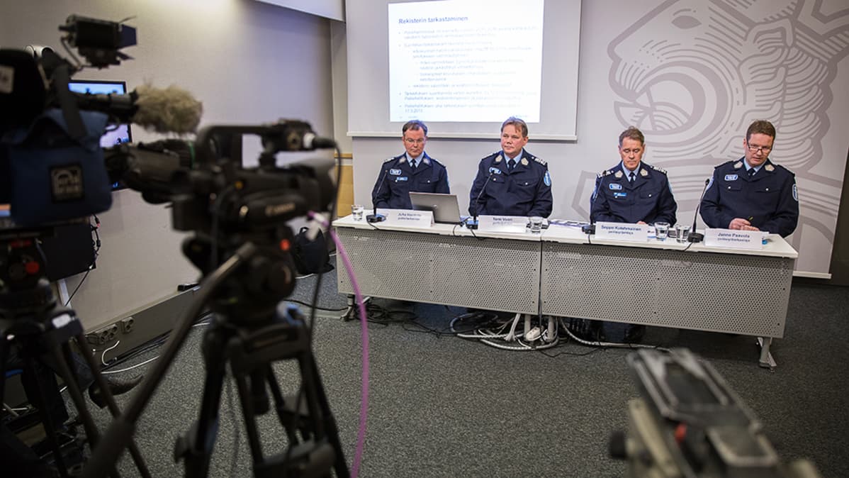 Poliiseja tiedotustilaisuudessa.
