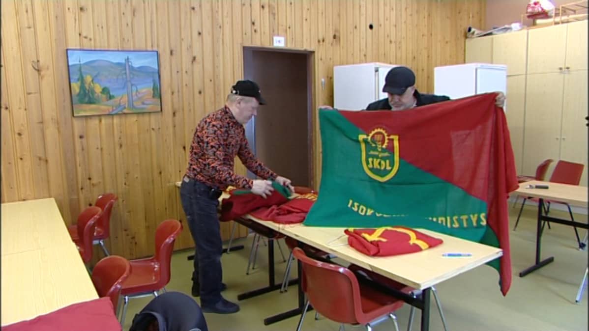 Kemijärven työväenjärjestöjen puheenjohtaja Juha Pikkarainen (takana) ja työväentalon talonmies Ari Järvelä
