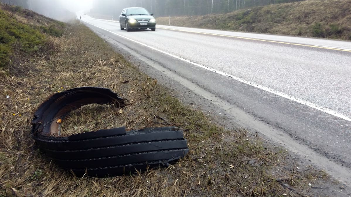 Revennyt renkaan pala tien varrella.