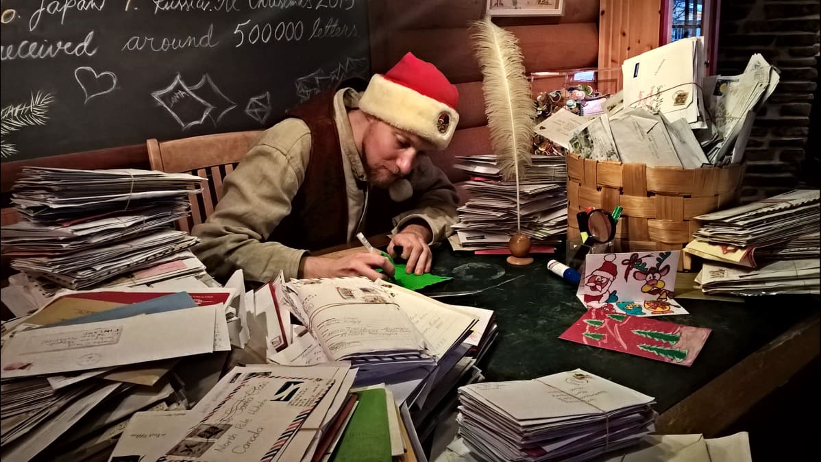 Tonttu vastaa joulupukin saamiin kirjeisiin Joulupukin pääpostissa Rovaniemellä.
