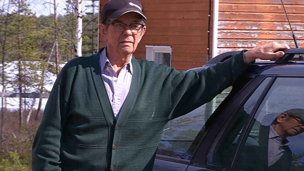 Nellimiläinen Simo Jefremoff on kyllästynyt korjaamaan autoaan huonon tien vuoksi.