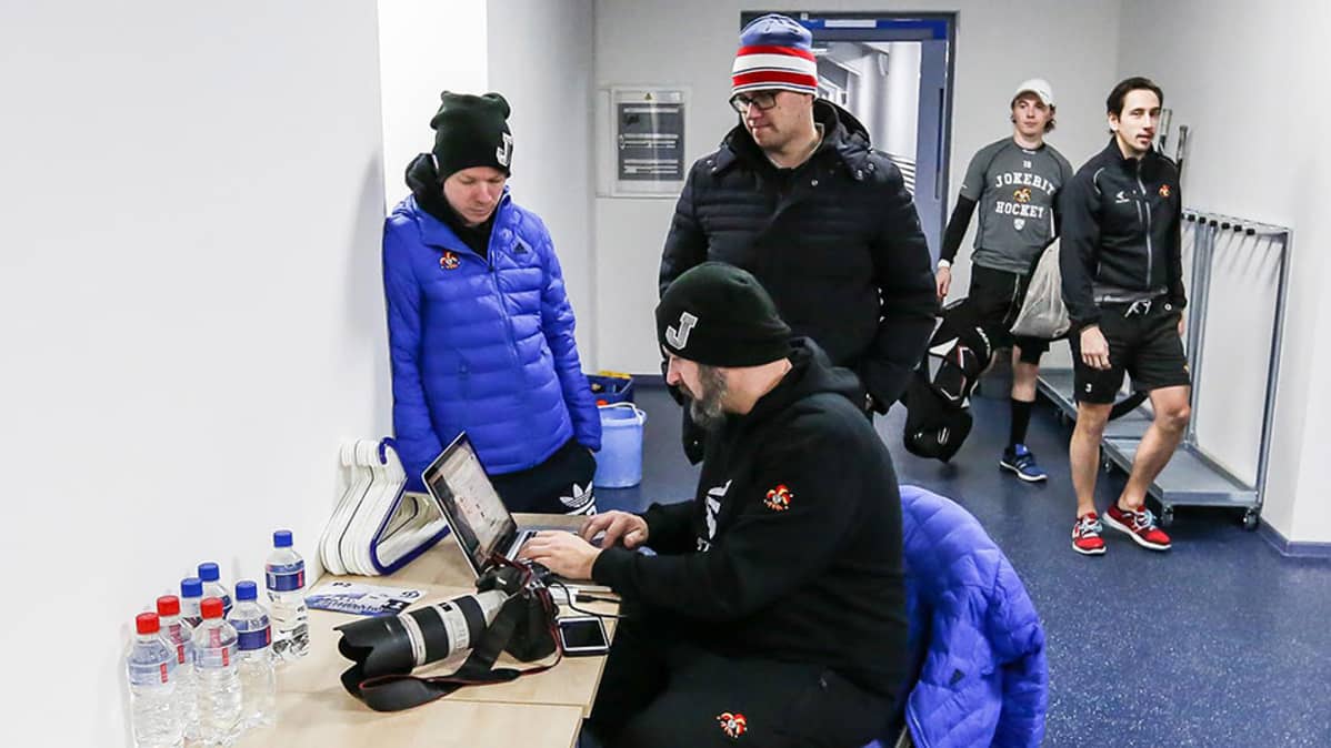 Pekka Rautiainen työssään tietokoneella