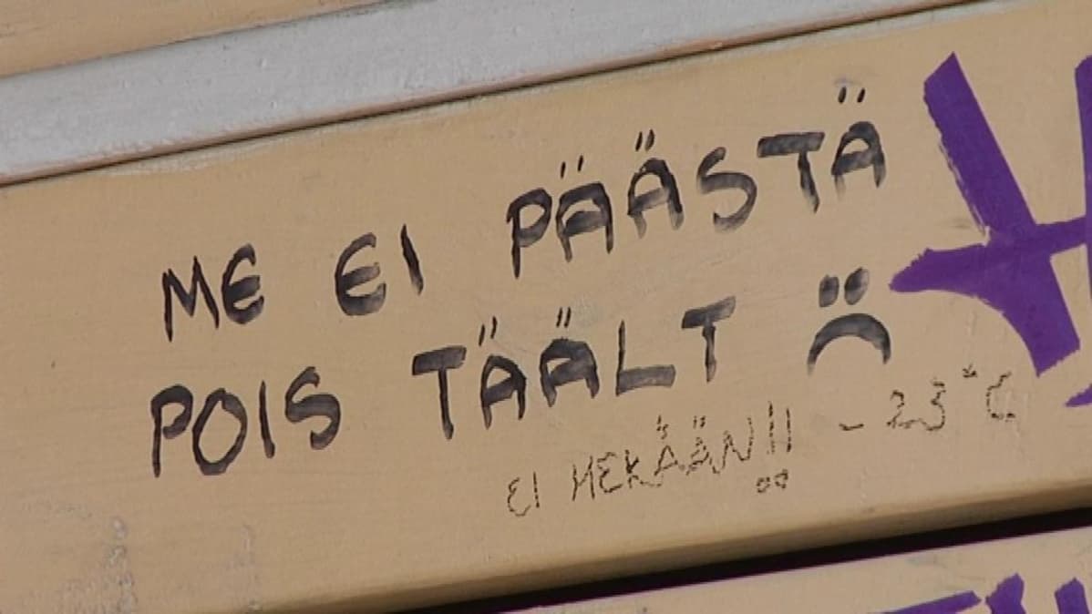 Kirjoitus Siuntion juna-asemalla.