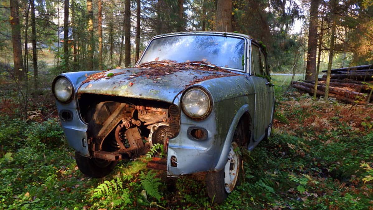 Vanha auto metsäpolulla, maski puuttuu.
