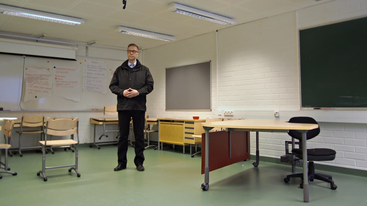 Kai Väistö luokkahuoneessa.