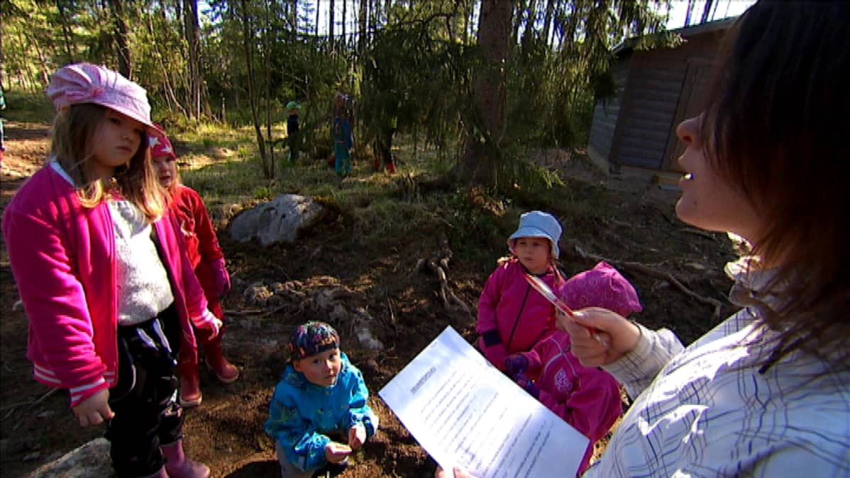 Outi Hänninen kuvailee metsäeskaria normaaliksi eskariksi, joka toimii ulkona toiminnallisissa merkeissä.