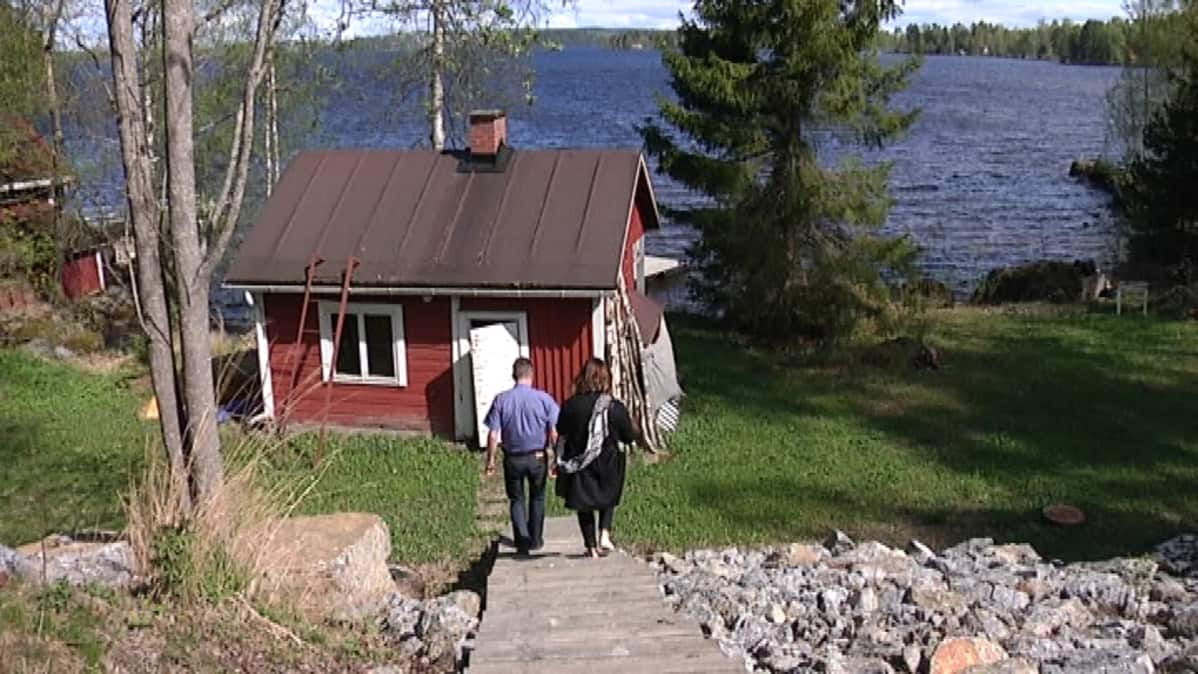 Niemenmaan alueella Pyhäjärven rannalla on useita vanhoja saunarakennuksia.