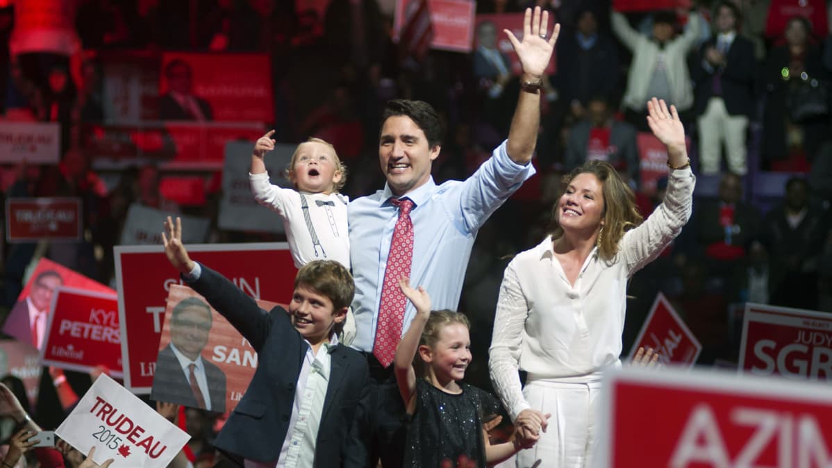 Justin Trudeau, vaimo Sophie Grégoire Trudeau ja kolme lasta vilkuttavat yleisölle liberaalipuolueen vaalitilaisuudessa.